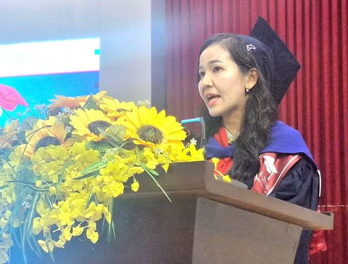 Đại diện tân cử nhân lớp đào tạo bằng đại học thứ hai theo hình thức từ xa khóa II phát biểu.