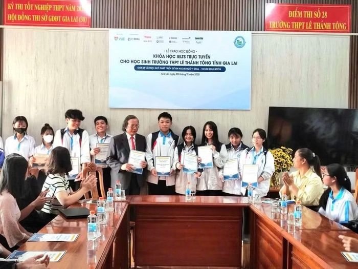 ThS. Trần Văn Cơ - Nguyên Trưởng phòng Giáo dục Trung học Sở GD&amp;ĐT trao tặng các suất hỗ trợ cho học sinh tỉnh Gia Lai.