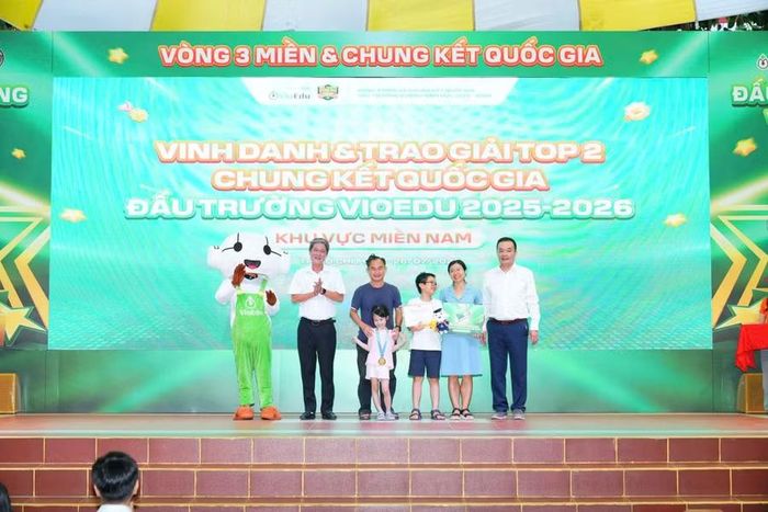 Ban tổ chức trao giải 2 toàn quốc cho thí sinh tại điểm thi TPHCM.