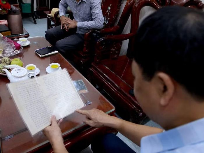 Mỗi lần mở những kỷ vật, ký ức về người anh trai lại hiện về nguyên vẹn trong tâm trí thầy Đạt. Ảnh: Đinh Chiến
