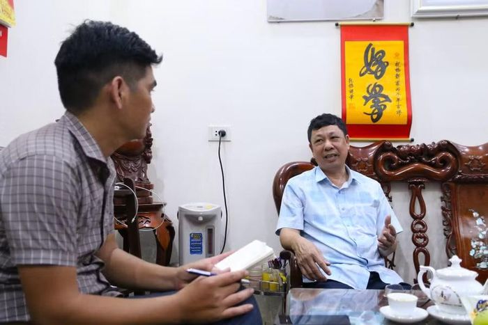 Nhà giáo Nguyễn Mạnh Đạt chia sẻ hành trình tìm mộ phần của liệt sĩ, nhà giáo Nguyễn Chân Phương. Ảnh: Đinh Chiến