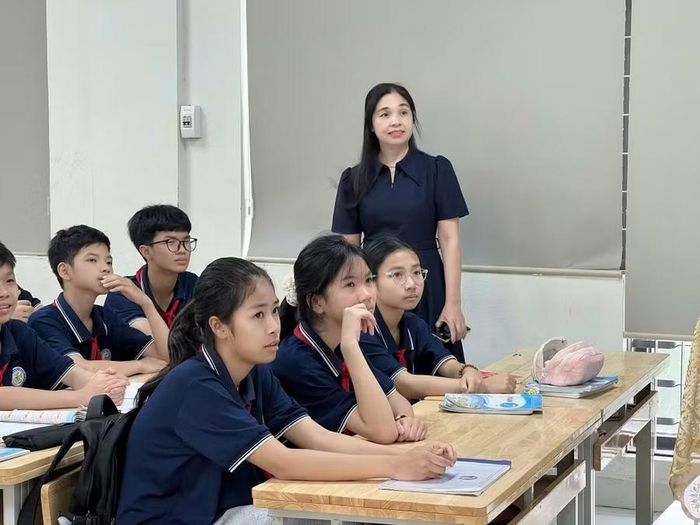 Cô Nguyễn Thị Hòa và học sinh Trường THCS Chất lượng cao Nguyễn Thượng Hiền, xã Vân Đình, Hà Nội. Ảnh: NTCC.