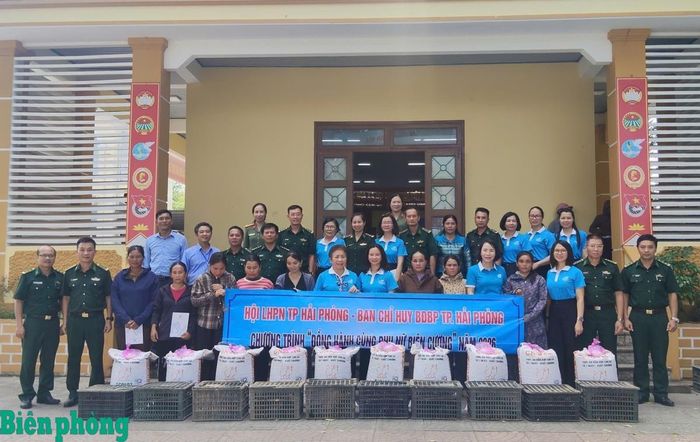 Đoàn công tác hỗ trợ mô hình sinh kế nuôi gà bản địa cho phụ nữ nghèo xã Kim Ngân. Ảnh: Nguyễn Khánh