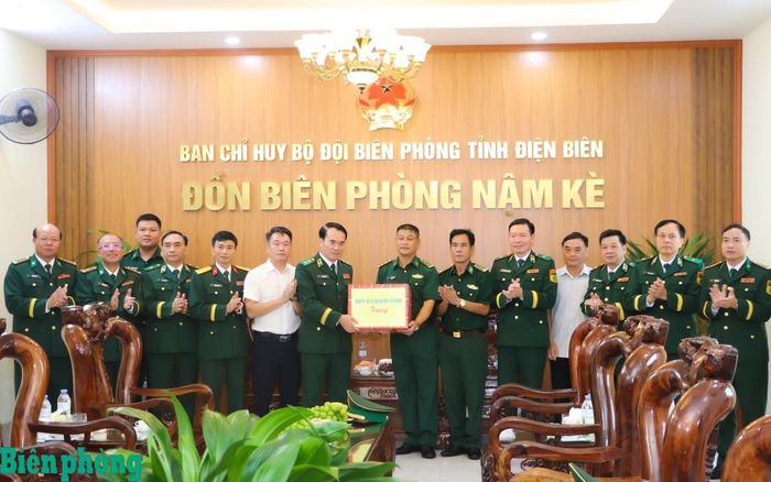 Trung tướng Vũ Trung Kiên trao quà của Bộ Tư lệnh Bộ đội Biên phòng tặng cán bộ, chiến sĩ Đồn Biên phòng Nậm Kè. Ảnh: Thanh Xuân