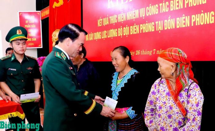 Trung tướng Vũ Trung Kiên tặng quà các hộ gia đình chính sách, người có công. Ảnh: Thanh Xuân
