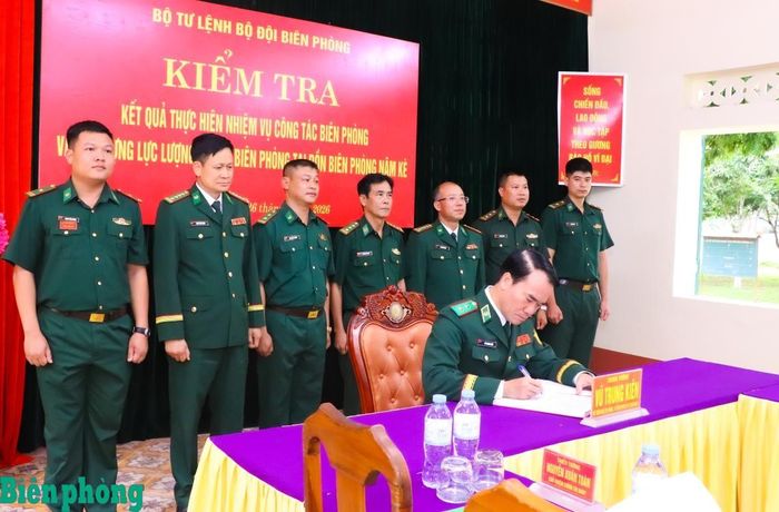 Trung tướng Vũ Trung Kiên ghi sổ vàng Truyền thống Đồn Biên phòng Nậm Kè. Ảnh: Thanh Xuân