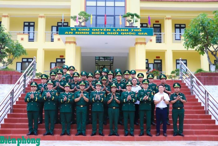 Trung tướng Vũ Trung Kiên và các thành viên đoàn công tác chụp ảnh lưu niệm với cán bộ, chiến sĩ Đồn Biên phòng Nậm Kè. Ảnh: Thanh Xuân