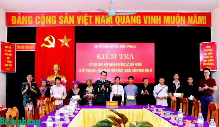 Trung tướng Vũ Trung Kiên cùng đại diện Bệnh viện Nam học và hiếm muộn Hà Nội trao quà tặng người có công với cách mạng và các gia đình chính sách trên địa bàn biên giới. Ảnh: Thanh Xuân