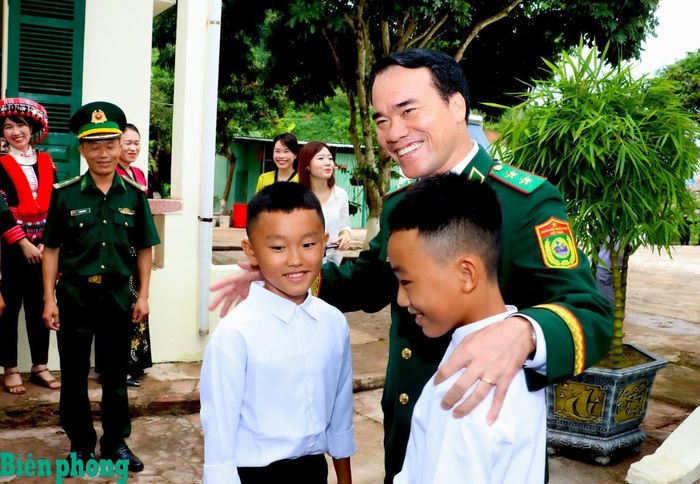 Trung tướng Vũ Trung Kiên gặp gỡ, động viên các cháu là "con nuôi" Đồn Biên phòng Nậm Kè. Ảnh: Thanh Xuân