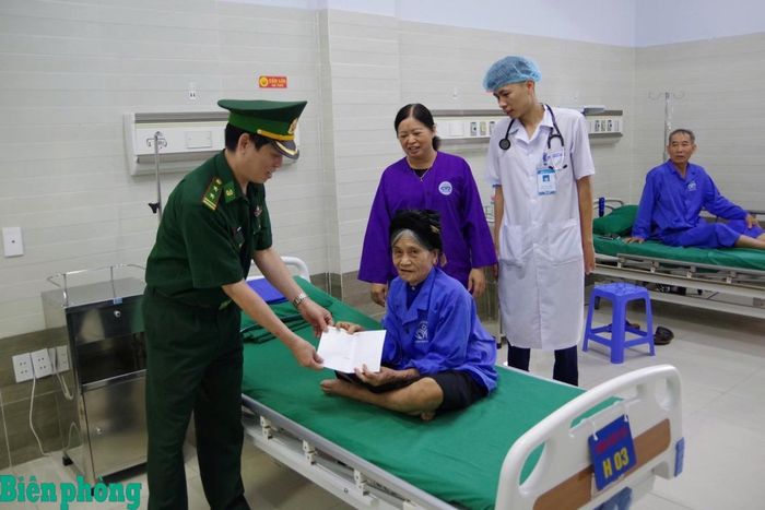 Cán bộ Ban Chỉ huy Bộ đội Biên phòng tỉnh Tuyên Quang thăm hỏi, động viên thân nhân gia đình Anh hùng Lực lượng vũ trang nhân dân, liệt sĩ Lộc Viễn Tài. Ảnh: Xuân Minh