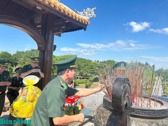 Ban Chỉ huy Bộ đội Biên phòng tỉnh Quảng Trị dâng hương, dâng hoa tại Thành cổ Quảng Trị, Bến thả hoa bên dòng Thạch Hãn. Ảnh: Đình Tiến