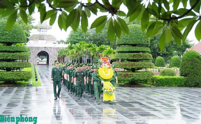 Cán bộ, chiến sĩ Cơ quan Ban Chỉ huy Bộ đội Biên phòng tỉnh Điện Biên dâng hương, dâng hoa tưởng niệm các anh hùng, liệt sĩ tại Nghĩa trang liệt sĩ quốc gia A1. Ảnh: Anh Dũng