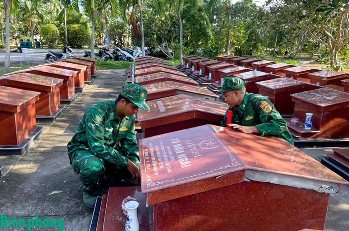 Cán bộ, chiến sĩ Đồn Biên phòng An Thạnh Ba, Bộ đội Biên phòng thành phố Cần Thơ tham gia dọn vệ sinh, chỉnh trang Nghĩa trang Liệt sĩ. Ảnh: Văn Long