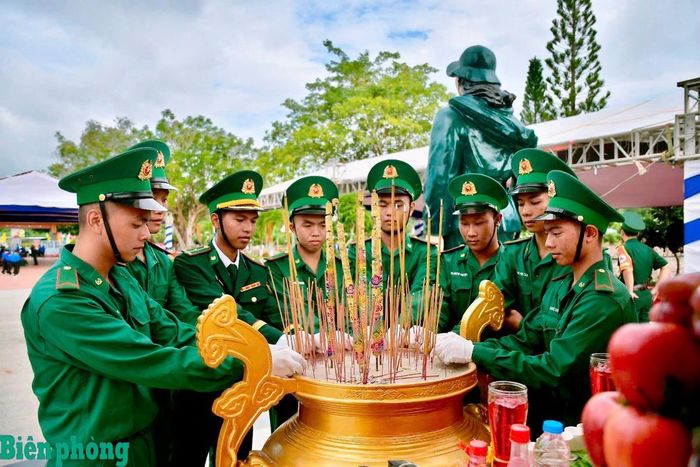 Cán bộ, chiến sĩ Bộ đội Biên phòng tỉnh An Giang thắp hương tri ân các anh hùng, liệt sĩ tại Nghĩa trang liệt sĩ Dốc Bà Đắc, phường Thới Sơn, tỉnh An Giang. Ảnh: Tuấn Kiệt
