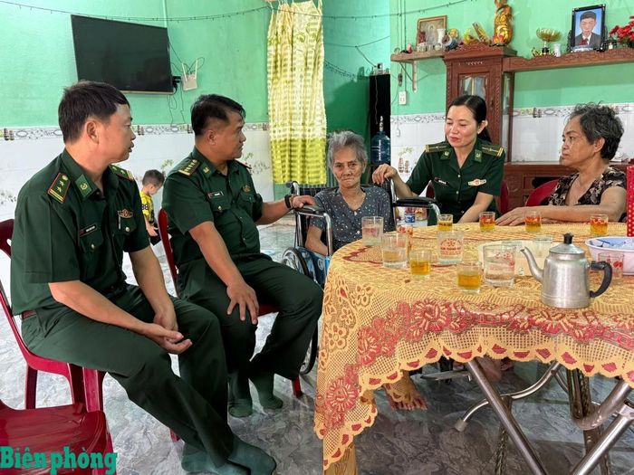 Cán bộ, chiến sĩ Đồn Biên phòng Ia Rvê, Bộ đội Biên phòng tỉnh Đắk Lắk thăm, tặng quà Mẹ Việt Nam Anh hùng Nguyễn Thị Xuân. Ảnh: Ngọc Lân