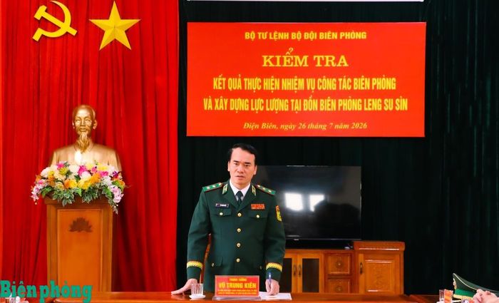 Trung tướng Vũ Trung Kiên phát biểu chỉ đạo, giao nhiệm vụ cho cán bộ, chiến sĩ Đồn Biên phòng Leng Su Sìn. Ảnh: Thanh Xuân