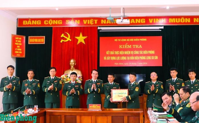 Trung tướng Vũ Trung Kiên trao quà của Bộ Tư lệnh Bộ đội Biên phòng tặng cán bộ, chiến sĩ Đồn Biên phòng Leng Su Sìn. Ảnh: Thanh Xuân