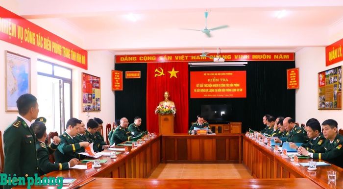 Chỉ huy Đồn Biên phòng Leng Su Sìn báo cáo với Trung tướng Vũ Trung Kiên và đoàn công tác về tình hình địa bàn, kết quả thực hiện nhiệm vụ của đơn vị và công trình sửa chữa, nâng cấp Khu tưởng niệm Anh hùng, liệt sĩ Trần Văn Thọ tại xã Sín Thầu. Ảnh: Thanh Xuân