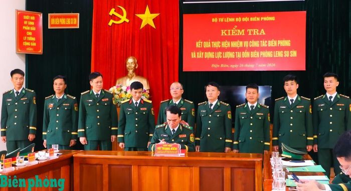 Trung tướng Vũ Trung Kiên ghi sổ vàng Truyền thống Đồn Biên phòng Leng Su Sìn. Ảnh: Thanh Xuân