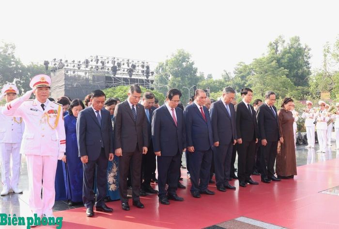 Đoàn đại biểu lãnh đạo Đảng, Nhà nước đến đặt vòng hoa, tưởng nhớ các Anh hùng, liệt sĩ. Ảnh: Hồng Pha