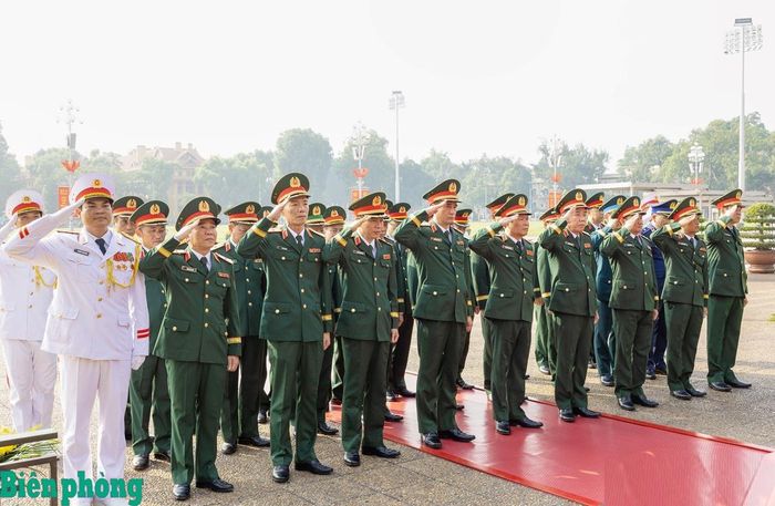 Đoàn đại biểu Quân ủy Trung ương, Bộ Quốc phòng đặt vòng hoa và vào Lăng viếng Chủ tịch Hồ Chí Minh. Ảnh: Hồng Pha