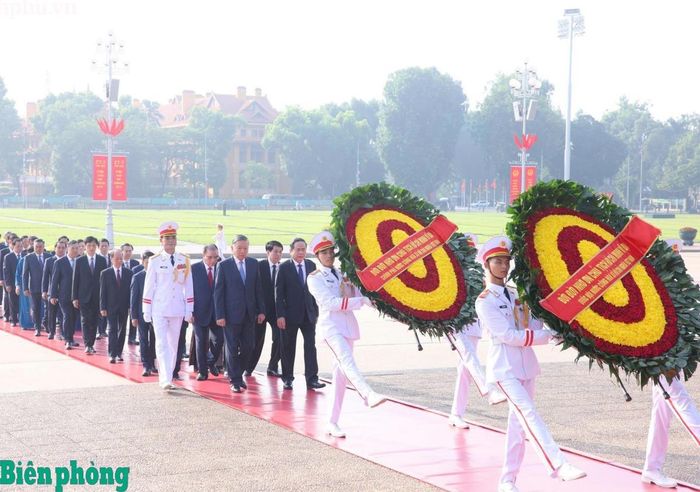 Đoàn đại biểu lãnh đạo Đảng, Nhà nước đến đặt vòng hoa, vào Lăng viếng Chủ tịch Hồ Chí Minh. Ảnh: Hồng Pha
