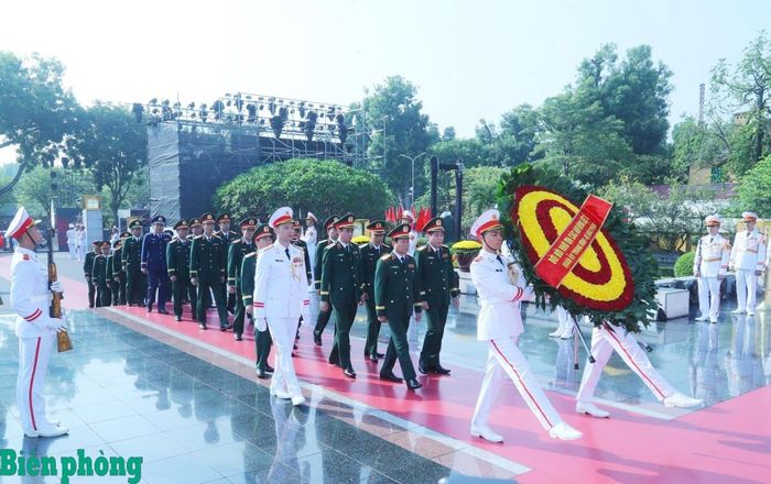 Đoàn đại biểu Quân uỷTrung ương, Bộ Quốc phòng đặt vòng hoa, tưởng niệm các Anh hùng, liệt sĩ. Ảnh: Hồng Pha