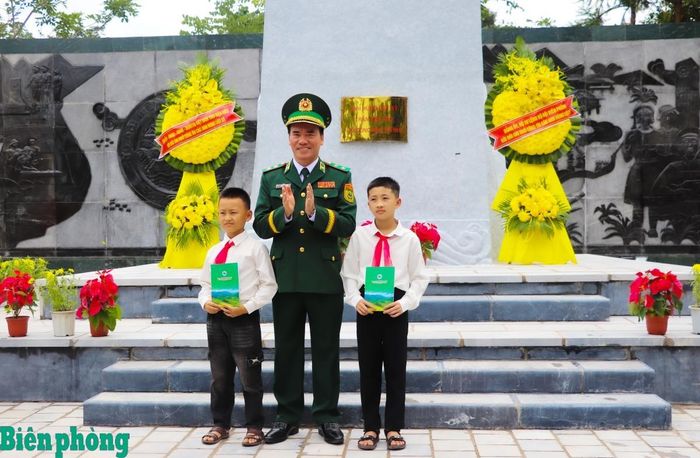 Trung tướng Vũ Trung Kiên trao quà tặng hai cháu học sinh trong Chương trình “Nâng bước em tới trường-Con nuôi đồn Biên phòng” do đồng chí nhận đỡ đầu. Ảnh: Thanh Xuân