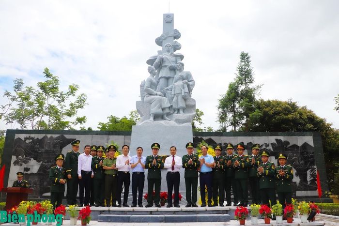Trung tướng Vũ Trung Kiên, các đồng chí lãnh đạo tỉnh Điện Biên và đại biểu chụp ảnh lưu niệm tại Khu tưởng niệm Anh hùng, liệt sĩ Trần Văn Thọ. Ảnh: Thanh Xuân