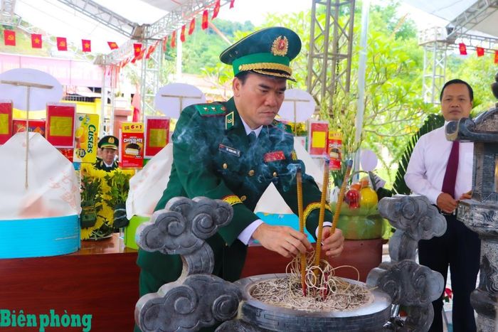 Trung tướng Vũ Trung Kiên dâng hương tưởng niệm Anh hùng, liệt sĩ Trần Văn Thọ. Ảnh: Thanh Xuân