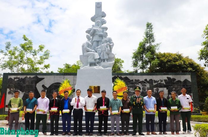 Trung tướng Vũ Trung Kiên và đồng chí Trần Tiến Dũng trao quà tặng các gia đình chính sách, người có công trên địa bàn xã Sín Thầu. Ảnh: Thanh Xuân