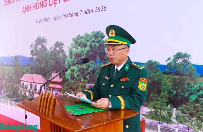Đại tá Phan Văn Hóa, Chỉ huy trưởng Ban Chỉ huy Bộ đội Biên phòng tỉnh Điện Biên báo cáo kết quả sửa chữa, nâng cấp Khu tưởng niệm Anh hùng, liệt sĩ Trần Văn Thọ. Ảnh: Thanh Xuân