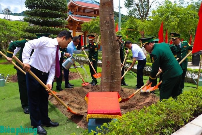 Trung tướng Vũ Trung Kiên, đồng chí Trần Tiến Dũng cùng các đại biểu trồng cây lưu niệm trong khuôn viên Khu tưởng niệm Anh hùng, liệt sĩ Trần Văn Thọ. Ảnh: Thanh Xuân