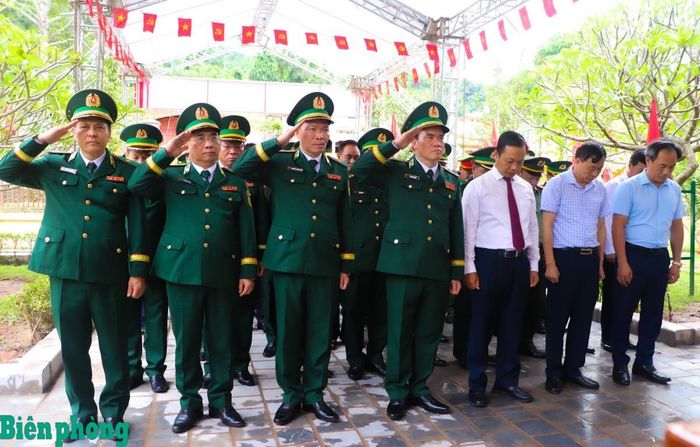 Các đại biểu dành phút mặc niệm, tưởng nhớ Anh hùng, liệt sĩ Trần Văn Thọ. Ảnh: Thanh Xuân