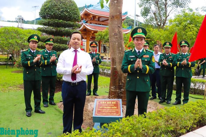 Trung tướng Vũ Trung Kiên và đồng chí Trần Tiến Dũng bên cây bồ đề được trồng lưu niệm trong khuôn viên Khu tưởng niệm Anh hùng, liệt sĩ Trần Văn Thọ. Ảnh: Thanh Xuân