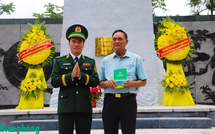 Trung tướng Vũ Trung Kiên trao quà của Đảng ủy, Bộ Tư lệnh Bộ đội Biên phòng tặng ông Nguyễn Hồng Việt, đại diện thân nhân gia đình Anh hùng, liệt sĩ Trần Văn Thọ. Ảnh: Thanh Xuân