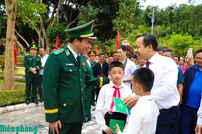 Trung tướng Vũ Trung Kiên và đồng chí Trần Tiến Dũng ân cần thăm hỏi, động viên các học sinh trong Chương trình “Nâng bước em tới trường-Con nuôi đồn Biên phòng”. Ảnh: Thanh Xuân