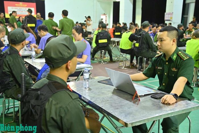 Các trinh sát Ban Chuyên án đấu tranh, lấy lời khai các đối tượng. Ảnh: Đức Duẩn
