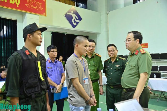 Lãnh đạo Ban Chuyên án trực tiếp chỉ đạo công tác tiếp nhận, quản lý và đấu tranh khai thác các đối tượng sau khi được lực lượng chức năng Lào bàn giao. Ảnh: Đức Duẩn