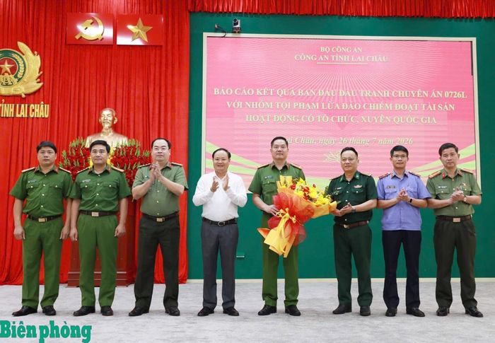 Lãnh đạo tỉnh Lai Châu trao thưởng, biểu dương Ban Chuyên án về thành tích xuất sắc trong đấu tranh triệt phá đường dây lừa đảo xuyên quốc gia. Ảnh: Đức Duẩn
