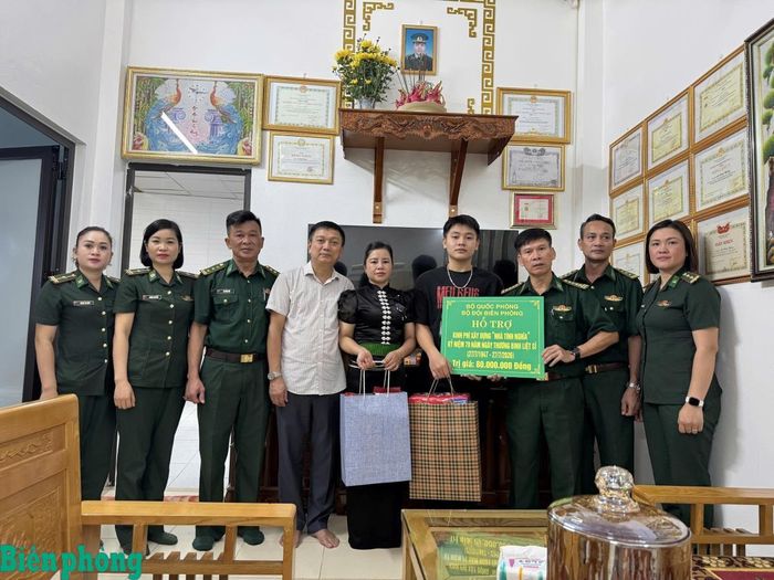 Ban Chỉ huy Bộ đội Biên phòng tỉnh Sơn La trao kinh phí sửa chữa nhà cho mẹ con chị Tòng Thị Khong. Ảnh: Quàng Hùng