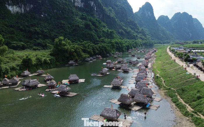  Điểm nhấn đặc biệt của Nà Bờ chính là những chiếc bè nổi trên mặt sông. Được làm từ tre, luồng, nứa và lợp mái lá cọ, các bè mang đậm nét mộc mạc của vùng quê. 