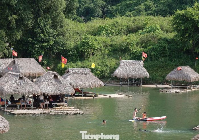 Khúc sông chảy qua Nà Bờ có lòng sông nông, nước sạch và mát lạnh quanh năm. Dưới đáy là vô số viên đá cuội đủ hình dáng, tạo nên bãi tắm tự nhiên hiếm có. Vào những ngày nắng nóng, nhiều gia đình và nhóm bạn lựa chọn nơi đây để hòa mình vào làn nước mát, tận hưởng không khí trong lành và tránh xa sự ồn ào của phố thị.