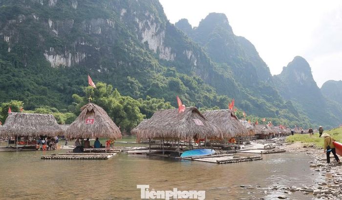 Anh Trần Tuấn Anh - du khách đến từ Hà Nội - chia sẻ rằng, mỗi lần có dịp đi du lịch Tây Bắc, gia đình anh đều ghé Nà Bờ để trải nghiệm. Theo anh Tuấn Anh, điều đặc biệt nhất là khung cảnh non nước hữu tình cùng những chiếc bè tre lợp lá cọ rất độc đáo, tạo nên nét riêng mà hiếm điểm du lịch nào có được.