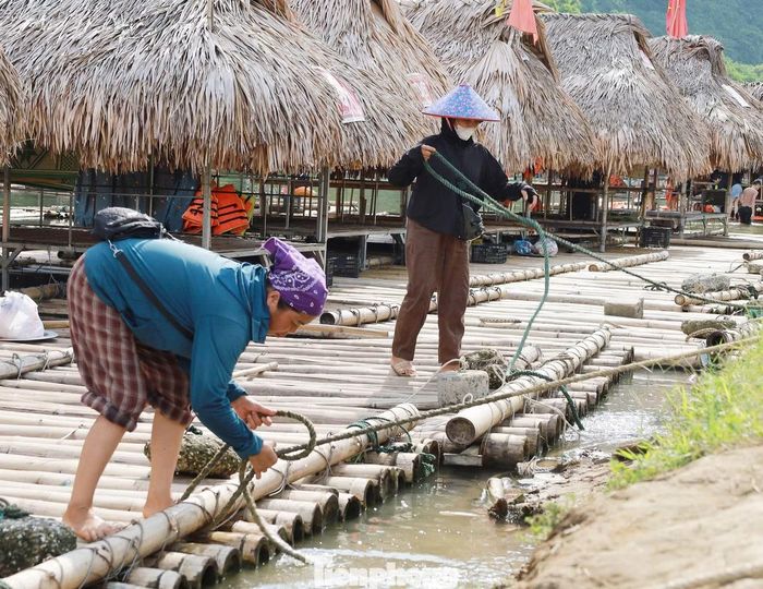 Theo người dân Nà Bờ, hiện khu vực này có khoảng 130 chiếc bè của 130 hộ dân Nà Bờ phục vụ khách du lịch. Mỗi chiếc bè người dân đầu tư 25 triệu đồng.
