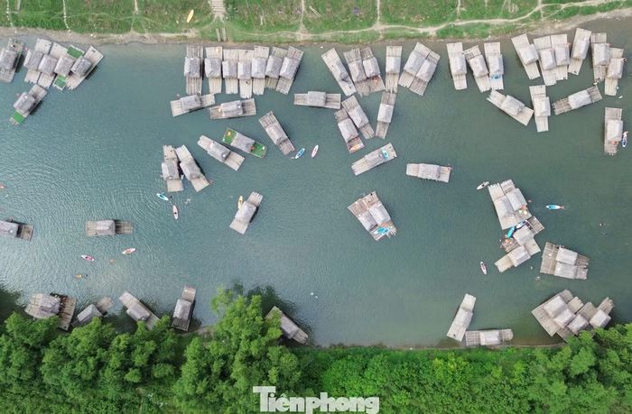 Từ trên cao nhìn xuống, hàng trăm chiếc bè xếp dọc theo dòng sông trong xanh tạo nên khung cảnh đẹp như một bức tranh thủy mặc.