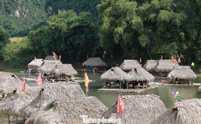 Vào mùa hè, đặc biệt những ngày cuối tuần, khúc sông Nà Bờ có thể đón hàng nghìn lượt khách mỗi ngày. Giá thuê mỗi chiếc bè một ngày dao động từ 250.000 - 300.000 đồng, phù hợp với nhóm gia đình hoặc bạn bè. Ngoài dịch vụ cho thuê bè, người dân còn phục vụ nước uống, đồ ăn, cho thuê áo phao và nhiều tiện ích khác để du khách có một ngày trải nghiệm trọn vẹn.