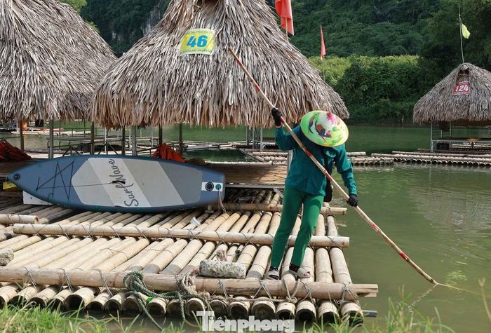 Bà Bùi Thị Thơ, thôn Nà Bờ cho biết, ban đầu chỉ có vài hộ dân dựng bè để nghỉ ngơi và trải nghiệm trên sông, nhưng khung cảnh thơ mộng ở đây người dân truyền tai nhau và lượng khách tăng nhanh. Từ đó, nhiều hộ dân đã mạnh dạn đầu tư thêm bè để phục vụ nhu cầu tham quan, ăn uống và thư giãn của du khách.