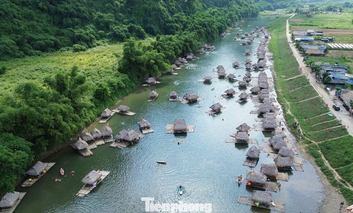  Để hoạt động du lịch diễn ra an toàn, chính quyền địa phương đã hướng dẫn người dân thực hiện đầy đủ các quy định về bảo đảm an toàn trên sông. Các bè đều được trang bị áo phao, phương tiện cứu hộ và chỉ hoạt động khi điều kiện thời tiết thuận lợi. Những ngày mưa lớn hoặc nước lũ dâng cao, toàn bộ hoạt động đón khách đều tạm dừng để bảo đảm an toàn. 
