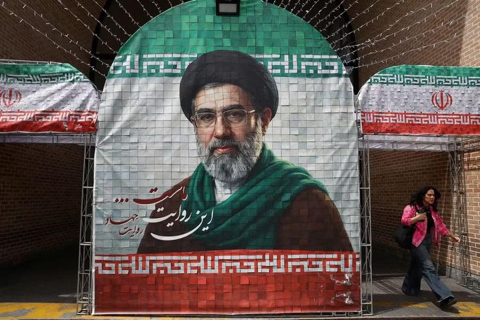 Một bức tranh chân dung Lãnh tụ Tối cao mới của Iran - ông Mojtaba Khamenei. (Ảnh: Reuters)